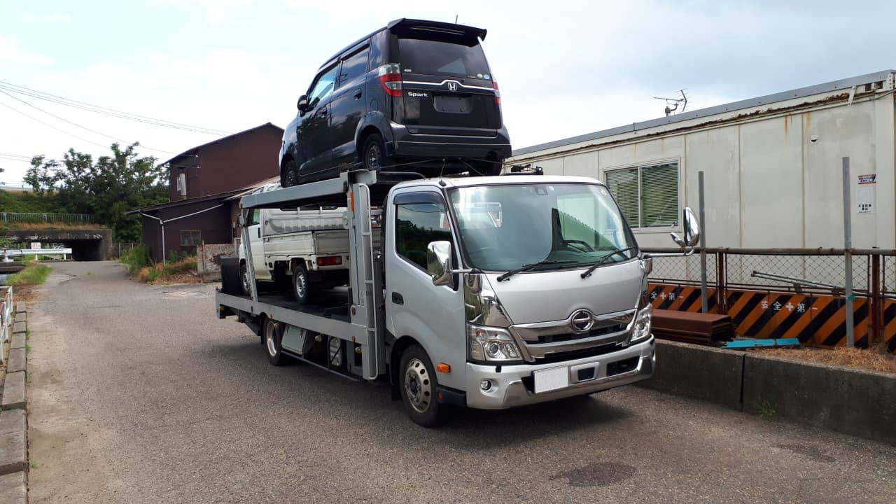 積載車で運ばれる廃車