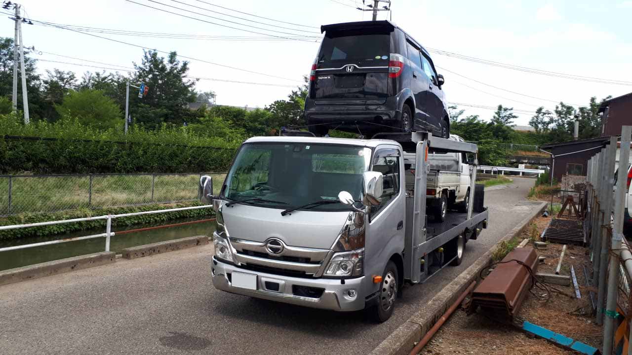 車買取りが行われ、積載車で運ばれる車